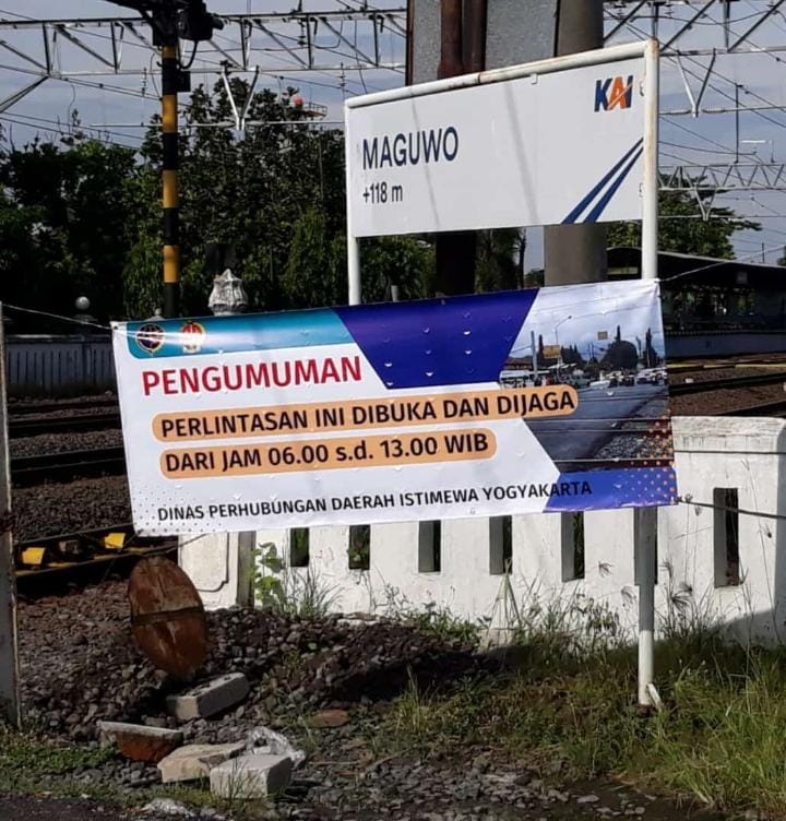 erinatweeterina's tweet photo. Kaget amat sangat.  Kemarin hasil dari audiensi DPRD, palang perlintasan KA JPL 340 buka tutup seperti biasa.  Kenapa hari ini 1 Feb 2023 ditutup jam 13.00 wib.  Lg jadi tuan rumah ATF,  kok tega ya dishub melakukan hal ini. https://t.co/my3C3pnWOG