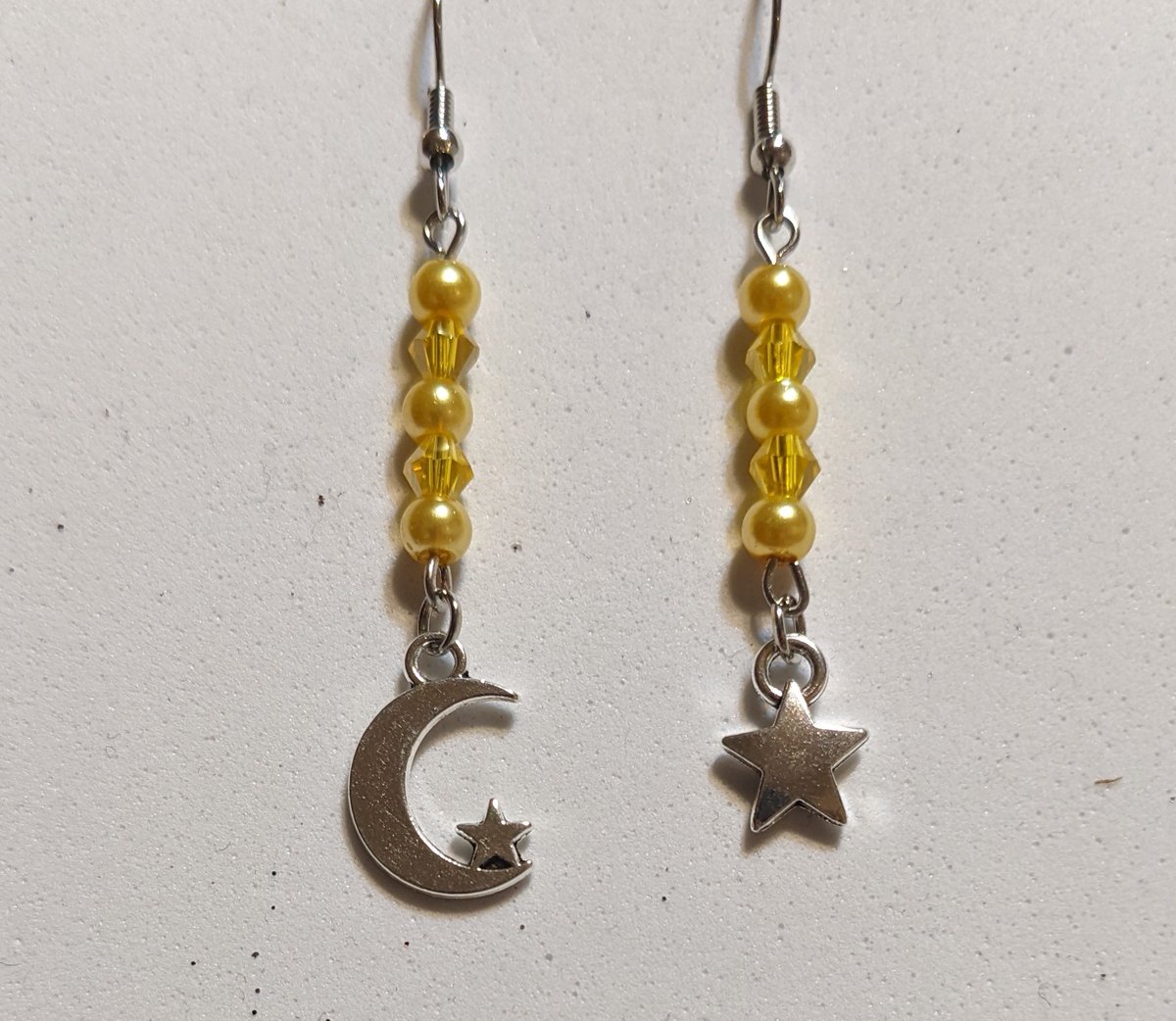 littleshoes08's tweet photo. Earring making ✨ #funhobby #soothesmymind #anxietyrelief https://t.co/93mTXFQHwe