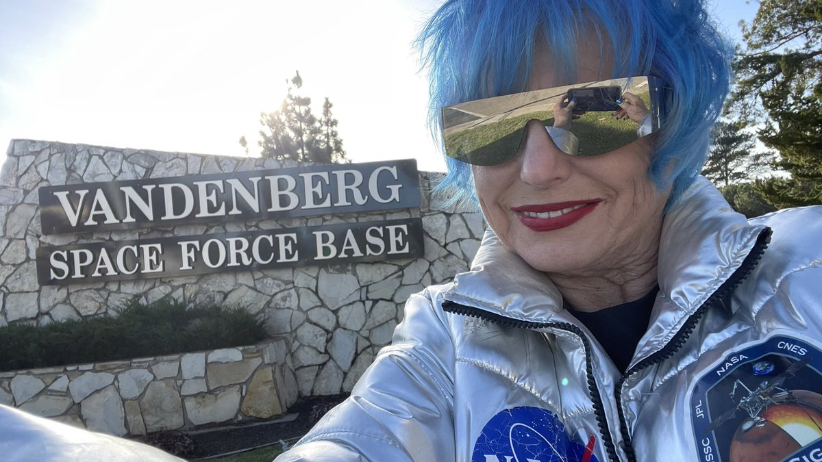 LadyRocketSpace's tweet photo. We stay engaged,present and celebrate another @SpaceX #Starlink launch today at #VandenbergSpaceBase
while @CopernicSpace brings its #Passport #TotheMoon, and
@LadyRocket #SatelliteRhinoNFT @spaceibles campaign #2023 for @SavingSurvivors
See video:
https://t.co/CA6QvIZFAP https://t.co/e0ohxhaDN5