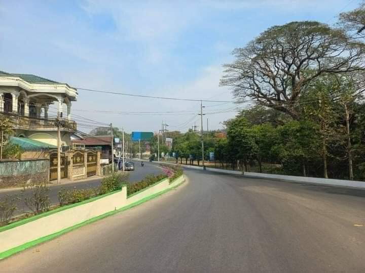 KhinSoeAung2's tweet photo. 1.2.2023
Silent Strike,  Mawlamyine
Myanmar.
#WhatsHappeningInMyanmar
#RejectMilitaryCoup
#SilentStrike2023 https://t.co/JHPdgWH6eg