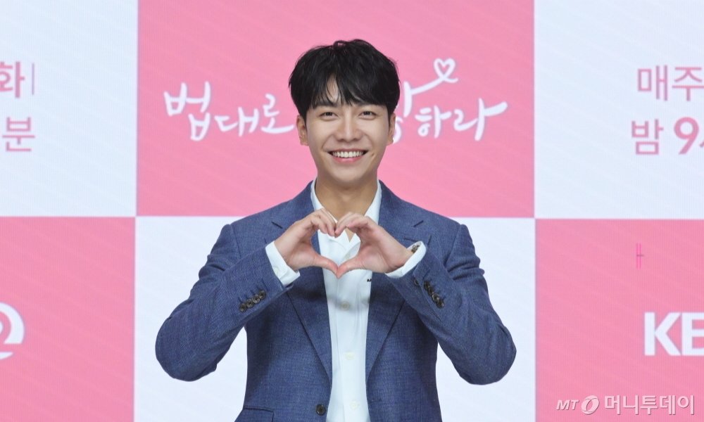 230131 #LeeSeungGi donated 300 million won to KAIST for purpose to lead the development of science &amp; technology, which is the nation's future competitiveness of the country. He will sign the KAIST Development Fund Agreement on 3rd Feb.

n.news.naver.com/article/008/00…
#이승기