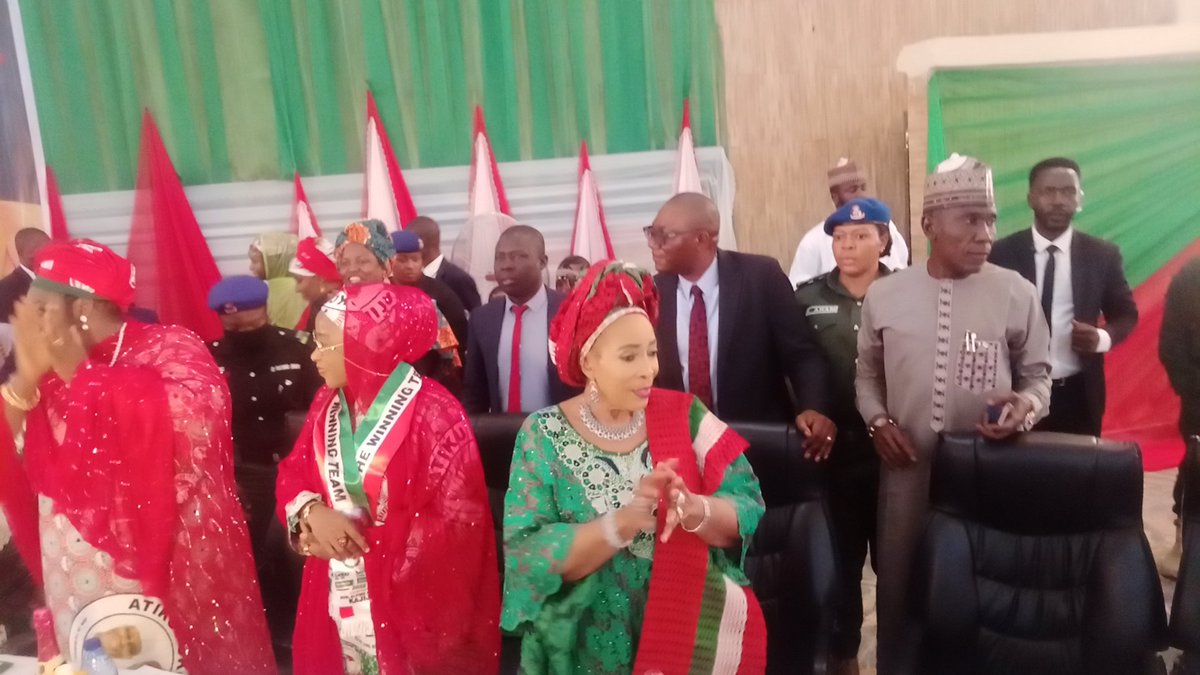 TitiCampaigns's tweet photo. We must as a matter of duty understand the critical reason why all Nigerians must unite as one.
We must unite the country in other to send away poverty.
Upon meeting the great women of Sokoto, I gave out an educational scholarship program to Sokoto.
#UnitySeed
#RecoverNigeria https://t.co/0HhsFHkRr4