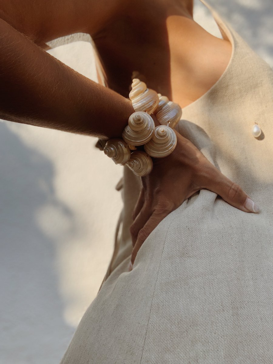 Eye-catching ⚡️
Summer bracelet 🐚 Shop online duajiwacollection.com

#aestheticjewelry #shells #shellsjewelry #aestheticaccount #aestheticfashion #jewelrygram #bali #handcrafted #handmadeinbali #handcraftedjewelry #javashells