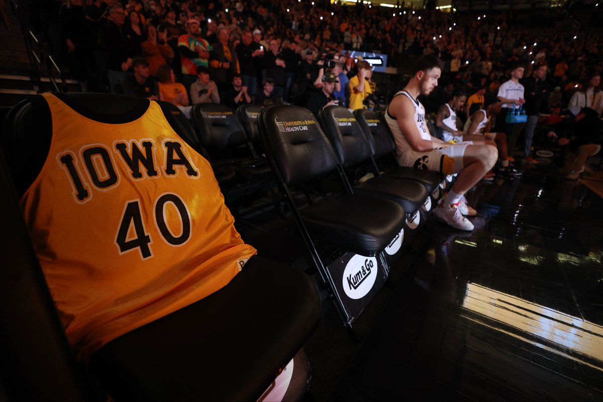 HawkeyeBRay's tweet photo. #Forever40 https://t.co/gBrSsVPERV