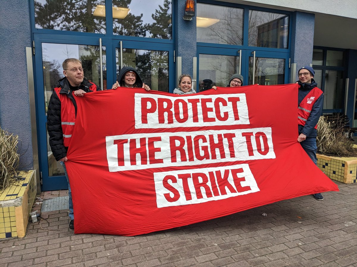 Solidarische Grüße an die streikenden Kolleg*innen in Großbritannien! Im ganzen Land gibt es heute Streiks für 
mehr Lohn, für bessere Arbeitsbedingungen und gegen das Gesetz zur Einschränkung des Streikrechts. Ihr Kampf ist auch unser Kampf! #RightToStrike #EnoughIsEnough #b0102