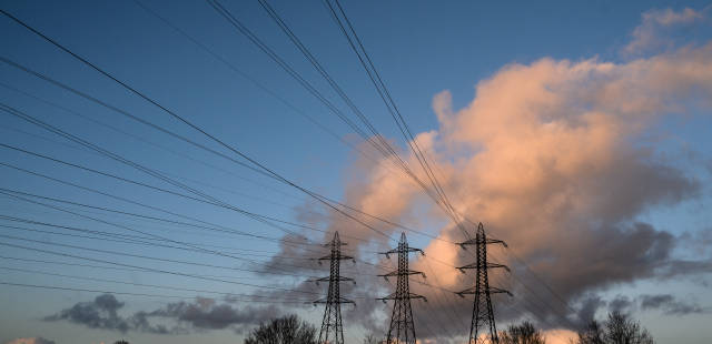 titrespresse's tweet image. (Le Nouvel Observateur): Après le gaz, le tarif réglementé de l’électricité #augmente à son tour de 15 % : Environ 20,54 millions de foyers et 1,45 million de petits professionnels seront concernés ce mercredi par cette #hausse.. titrespresse.com/8136622212/reg…