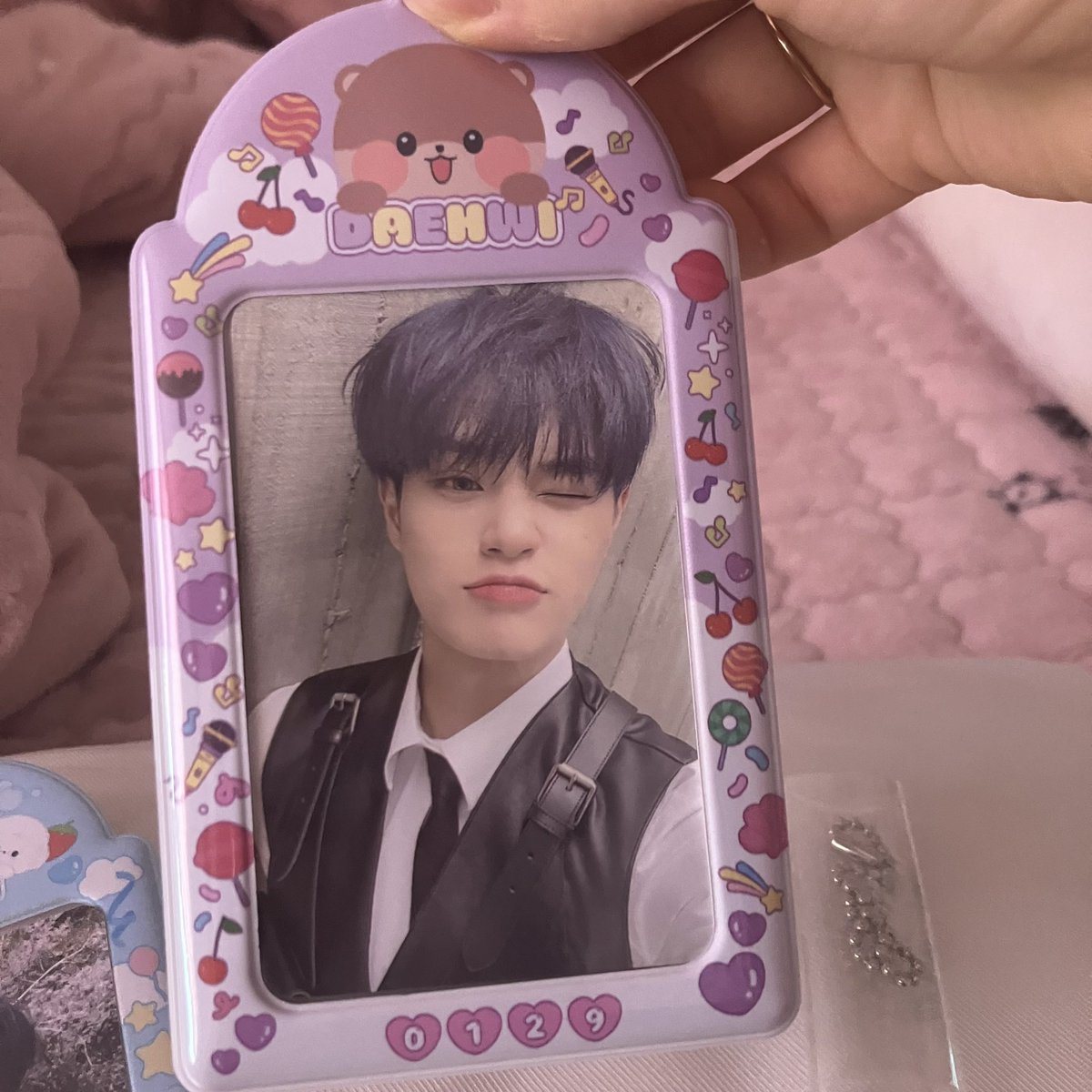 loveab6ix_0522's tweet photo. #0522_예삐홀더 #AB6IX
배송오고 바로 후기 못 적어서 지금이라도
포장지에 단체 스티커 붙여져서 왔는데 스티커도 너무 이뻣고, 또 엄청 정성 스럽게 포장이 되어있었어요!! 제 생에 처음으로 예삐들에 관한 홀더를 사봤는데 진짜 너무 이뻐요🫶🏻 아쉽게 대전즈는 못 샀지만 나중에 또 사고싶어요 https://t.co/xnAm6RmtHP