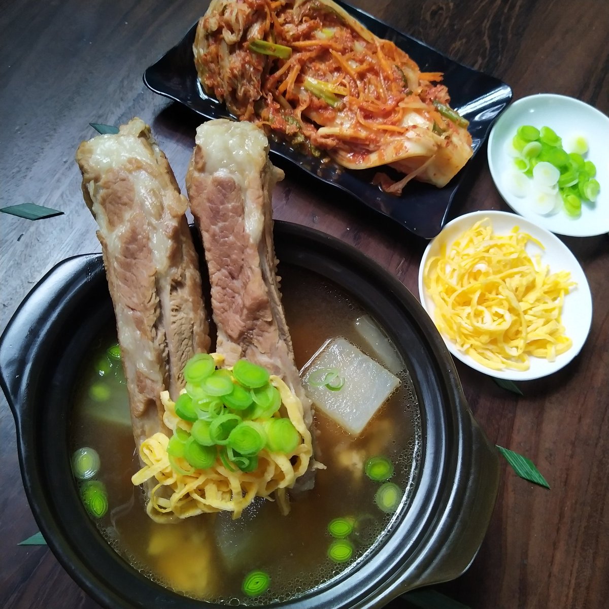 RyangBae1997's tweet photo. 갈비탕 Sườn hầm 
만두국 Canh mandu https://t.co/odDG710mBj