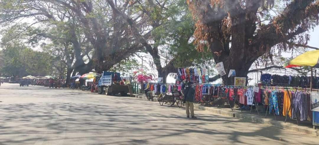 dvbburmese's tweet photo. “တသံတည်းညီ၊ တချီတည်းရုန်း၊ တိတ်ဆိတ်ငြိမ်သက်ခြင်းသပိတ်” ဖေဖော်ဝါရီ ၁ ရက် ကချင်ပြည်နယ်၊ ဗန်းမော်မြို့ မြင်ကွင်း။
#DVB #SilentStrike https://t.co/MiC7jIxt51