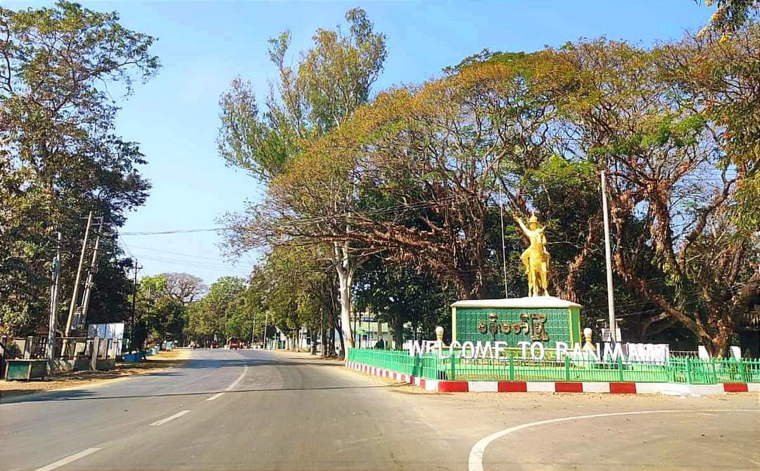 dvbburmese's tweet photo. “တသံတည်းညီ၊ တချီတည်းရုန်း၊ တိတ်ဆိတ်ငြိမ်သက်ခြင်းသပိတ်” ဖေဖော်ဝါရီ ၁ ရက် ကချင်ပြည်နယ်၊ ဗန်းမော်မြို့ မြင်ကွင်း။
#DVB #SilentStrike https://t.co/MiC7jIxt51