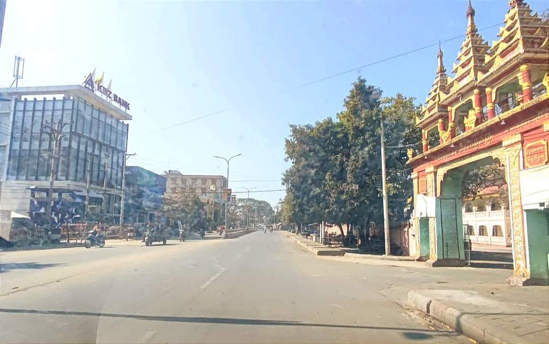 dvbburmese's tweet photo. “တသံတည်းညီ၊ တချီတည်းရုန်း၊ တိတ်ဆိတ်ငြိမ်သက်ခြင်းသပိတ်” ဖေဖော်ဝါရီ ၁ ရက် ကချင်ပြည်နယ်၊ ဗန်းမော်မြို့ မြင်ကွင်း။
#DVB #SilentStrike https://t.co/MiC7jIxt51