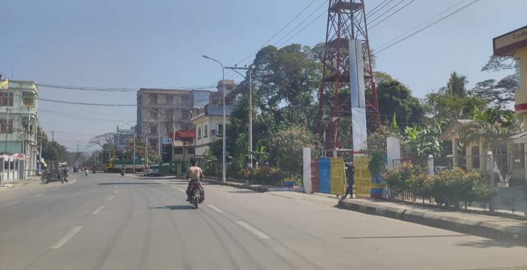 dvbburmese's tweet photo. “တသံတည်းညီ၊ တချီတည်းရုန်း၊ တိတ်ဆိတ်ငြိမ်သက်ခြင်းသပိတ်” ဖေဖော်ဝါရီ ၁ ရက် ကချင်ပြည်နယ်၊ ဗန်းမော်မြို့ မြင်ကွင်း။
#DVB #SilentStrike https://t.co/MiC7jIxt51
