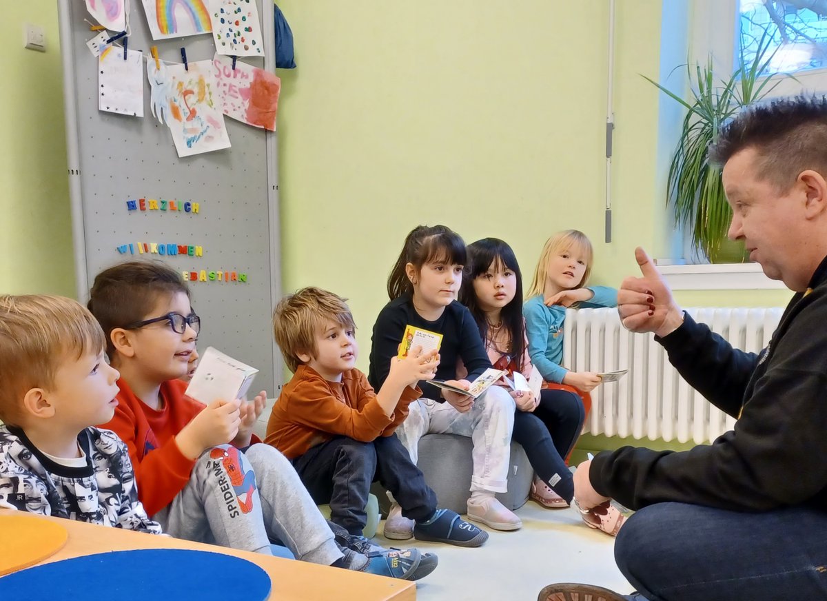 In unserer Kita Weydemeyerstraße war ein ganz besonderer Gast: Der Musiker Sebastian Krumbiegel (Die Prinzen) las den Kindern aus dem neuen PixiBuch "Kunst ist für alle da!" vor und sprach mit ihnen über #Kinderrechte. Es war ein toller Termin und komm bald wieder #sebkrumbiegel
