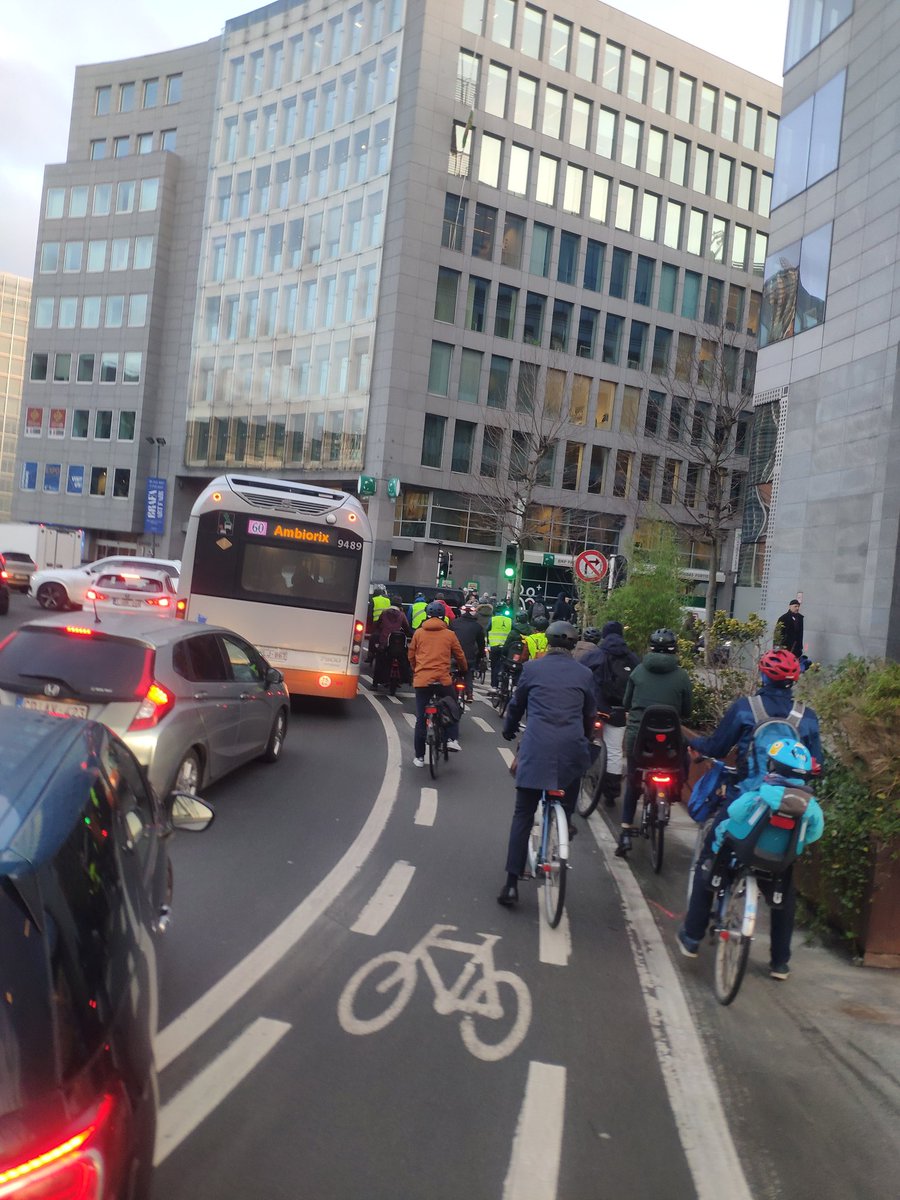 The eternal congestion of Schuman roundabout #Brussels - next level 🚴🚴‍♀️🚴‍♂️#welovegoodmove