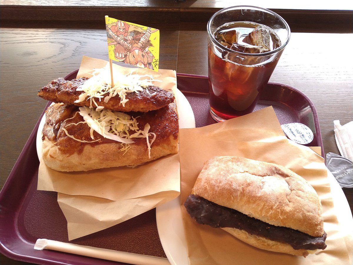 大倉庫内のカフェ「大陸横断飛行」では「しかくいピザ 味噌カツ」と「あんバターのサンド」「アイスコーヒー」を食べましたけど、店員の練度が素晴らしく、注文から提供まで非常にスピーディーな上、味も良い。…のだけど、味噌カツピザは想像を絶する食いづらさ。ちゃんと試食したのか疑うレベル。 