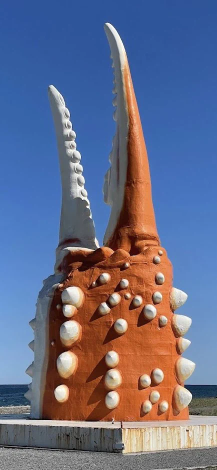 @MWT_Travel これを思い出した。
北海道の紋別にある、カニの爪オブジェ🦀 
