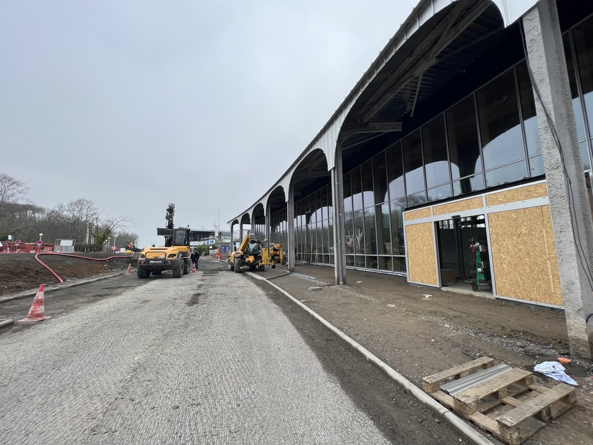 [TRAVAUX AEROGARE]🔵🟠
Point mensuel : Janvier 2023

📍 Au programme : l'enrobé, démontage de l'ancienne salle de débarquement et de l'ancien hangar. Pose des faux plafonds, peinture, plomberie, électricité...
💪

<a href="/cciseinestuaire/">CCI Seine Estuaire</a> <a href="/RegionNormandie/">Région Normandie</a> <a href="/AeroportDeauv/">Aéroport Deauville</a>