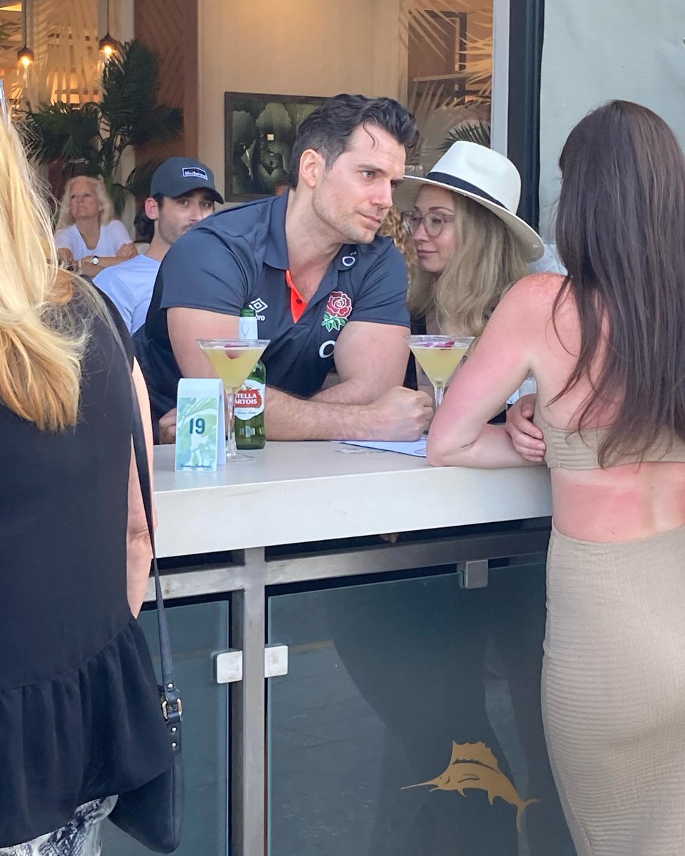 When you're trying to chat up a brunette at a bar but your PR gf won't leave your side, no matter how hard you give her the cold shoulder #takeahint! 😂 #HenryCavill #NatalieViscuso #PRrelationship #warhammer #blackface #superman #dccomics #dceu #jamesgunn