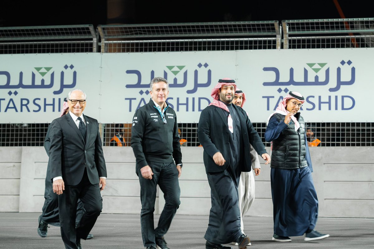 جميل أن ترى جهدك في رعاية سباق <a href="/FIAFormulaE/">Formula E</a>  يزدادٌ جمالاً بصورة تم تداولها عالمياً في لقطة جمعت كل من أصحاب السمو ،  سيدي ولي العهد الأمير محمد بن سلمان، والأمير عبدالعزيز بن تركي، والأمير خالد بن سلطان.

#السعودية #FormulaE #الدرعية