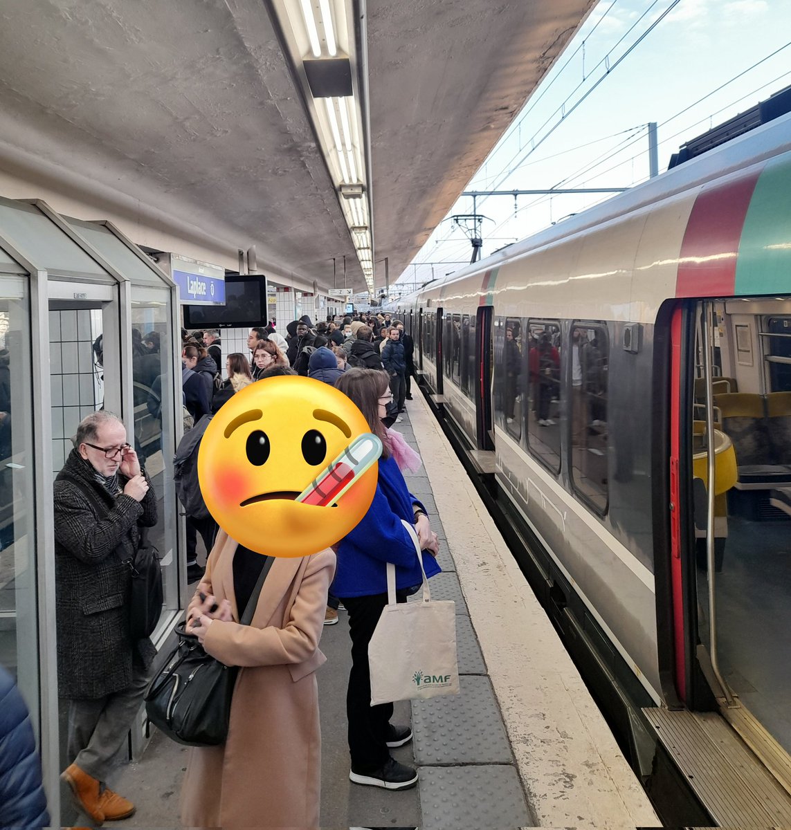 #RERB notre train abandonne des milliers de voyageurs à Laplace.
30 mn de retard pour 85 € par mois.
Cette ligne est une honte et personne ne fait rien
Merci  <a href="/vpecresse/">Valérie Pécresse</a> <a href="/JeanCASTEX/">Jean Castex</a> <a href="/JPFarandou/">Jean-Pierre Farandou</a>