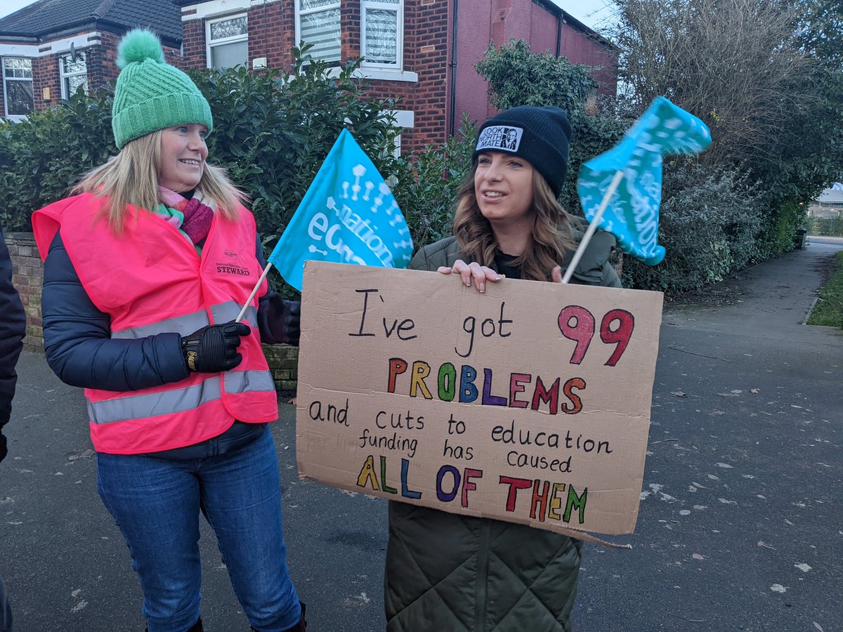 KateHarrNEU's tweet photo. @NEUnion members on #strike today picketing at @Bridgeview_Hull, joining the campaign for better #funding. 

#SaveOurSchools https://t.co/Gbt232FvDw