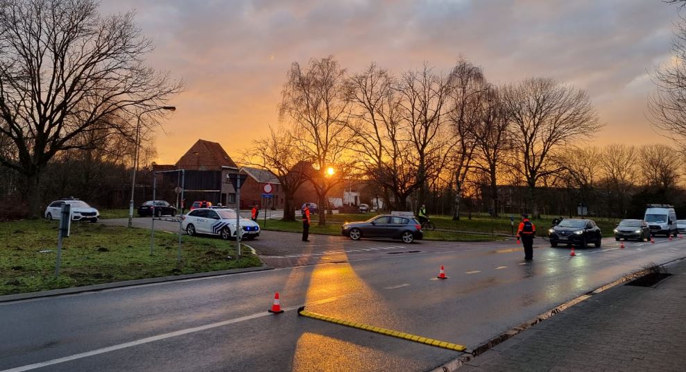 31/01/23 was er een actie tegen inbraken in woningen in Putsesteenweg/Oude Baan @Bonheidengem + A. Stocletlaan/fietsostrade @Duffel2570 + anonieme patrouilles in inbraakgevoelige wijken. Zien of horen jullie iets verdacht, bel dan onmiddellijk 101! #SamenSterk #BeSafe #1dagniet