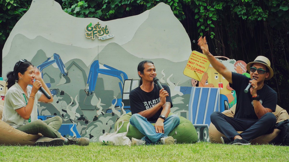 Bukan cuma itu aja! <a href="/GetTheFest/">Get The Fest</a> juga mendekorasi panggung dan properti-properti lainnya menggunakan kombinasi bambu dan kardus yang tentunya lebih ramah lingkungan.