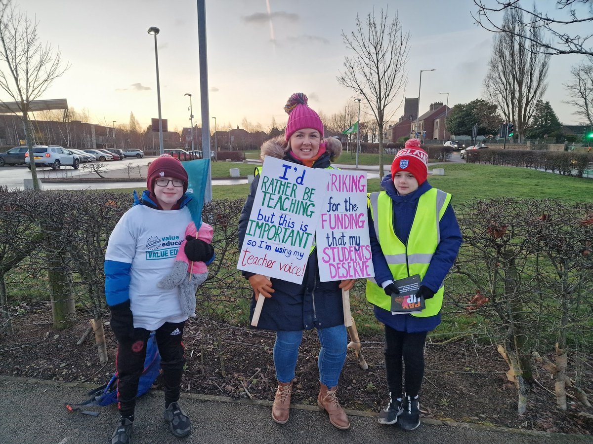 Callum_SEND's tweet image. On the @NEUnion picket line in Barnsley #PayUp #ValueEducation #ValueEducators