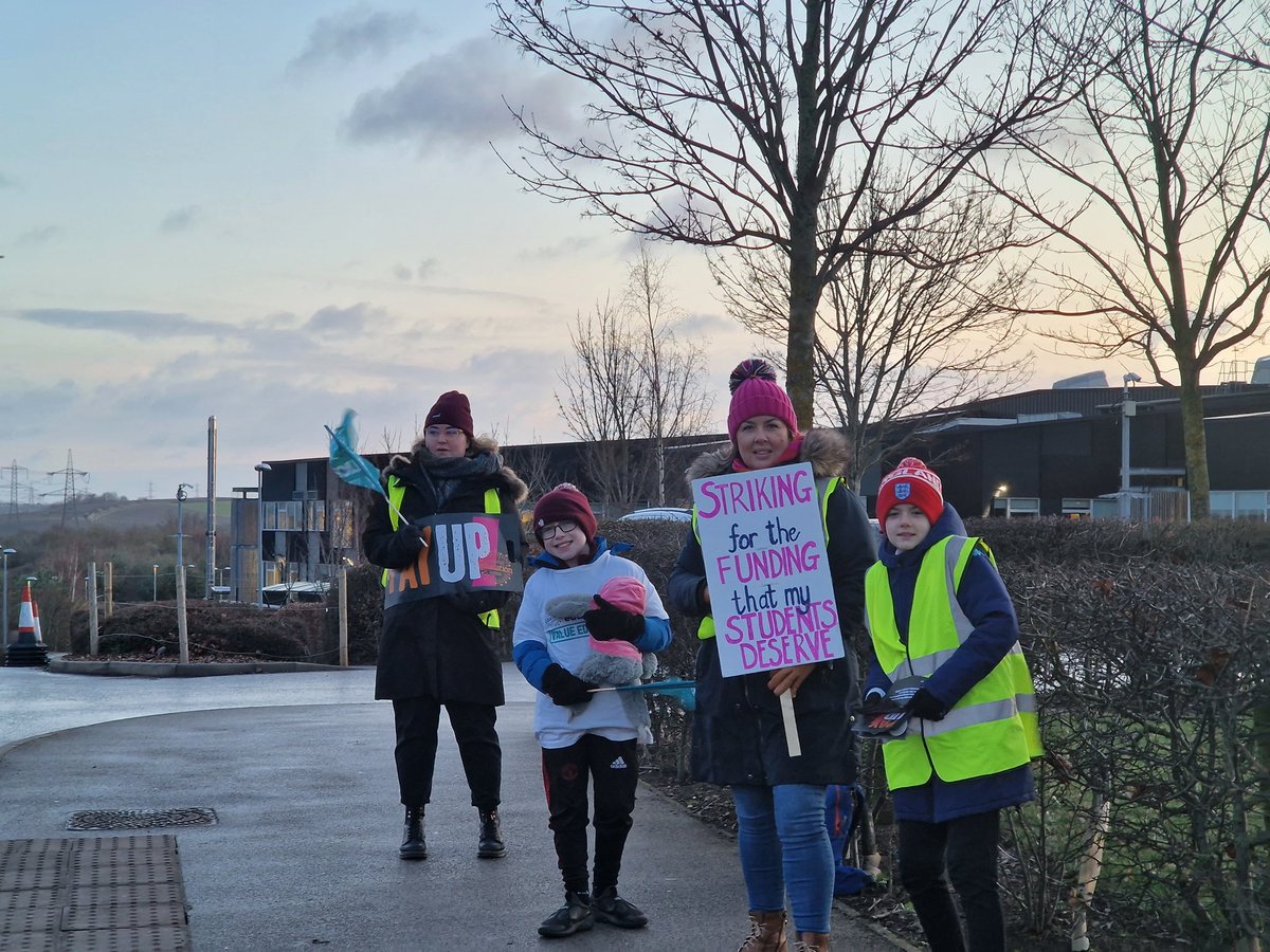 Callum_SEND's tweet image. On the @NEUnion picket line in Barnsley #PayUp #ValueEducation #ValueEducators