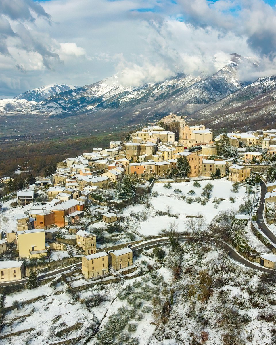 Tutta la suggestiva atmosfera di questa splendida stagione ❄ in una cartolina dalla #VallediComino 😍

Un affascinante borgo medievale, #Settefrati, adagiato ai piedi delle Mainarde

📸 Simone Paglario 🪄 @giuseppe__massa

#drone #photography #visitlazio #visitciociaria