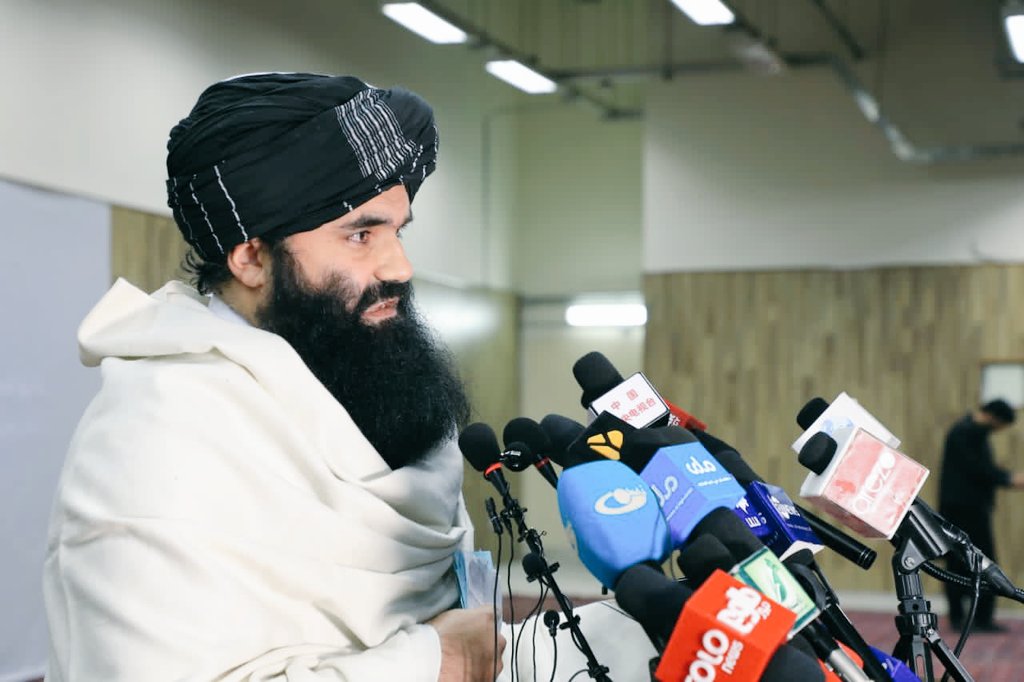 Armanbadri313's tweet photo. خلیفه صاحب سراج الدین حقاني نړیوالو ته: 
د خپل افراط او عُقدې زور له دې مظلوم ملت څخه مه باسئ. له نړیوالو سره مو زور په میدان معلوم شوی دی؛ د بندیزونو زور له مظلوم ولس څخه وځي، دا ولس نور مه ځوروئ! له نړیوالو مو هېله ده، چې بشریت ته د درناوي په پار له ولس سره مالي مرسته وکړي. https://t.co/1AijHjHyWy