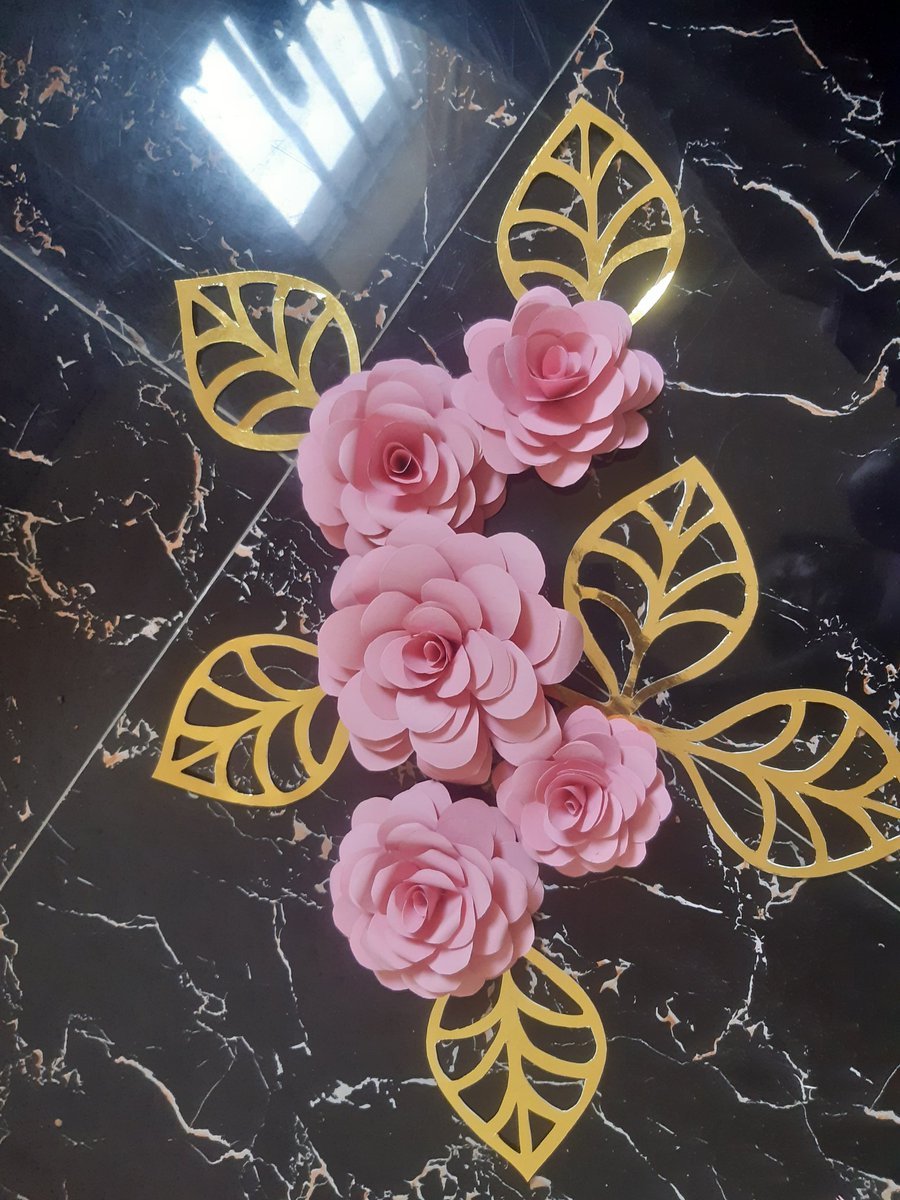 UdueheEkere's tweet image. Happy New month 🌸💕🌹

Paper Roses beautifully hand crafted by me. Client requested and we delivered 👌

Send us a Dm to place order 🙏

#February2023 #handmade #paperflowers #Lagos