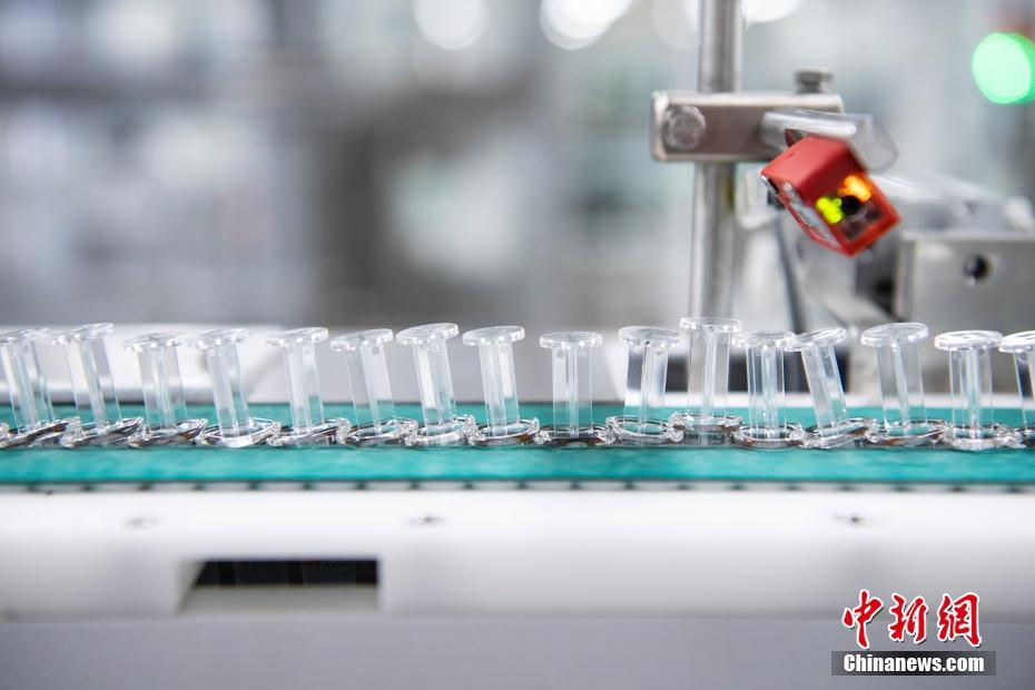 Echinanews's tweet photo. China’s homemade oral COVID-19 drug #SIM0417, or Xiannuoxin, is expected to enter the market in two weeks, said its developer. It is estimated that the drug would be provided to tens of millions of people after its production capacity stabilizes. https://t.co/JPmRS2jmUD https://t.co/UGvVF0ErFn