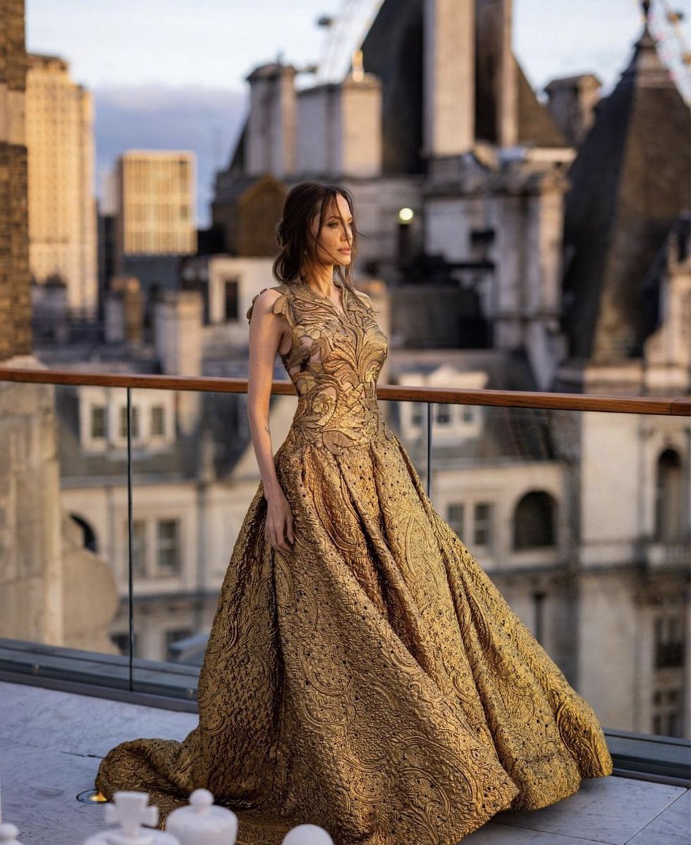 misanharriman's tweet photo. My portrait of #AngelinaJolie on the rooftops of London is a special moment from my archive ❤️ https://t.co/dgbLjfEay9