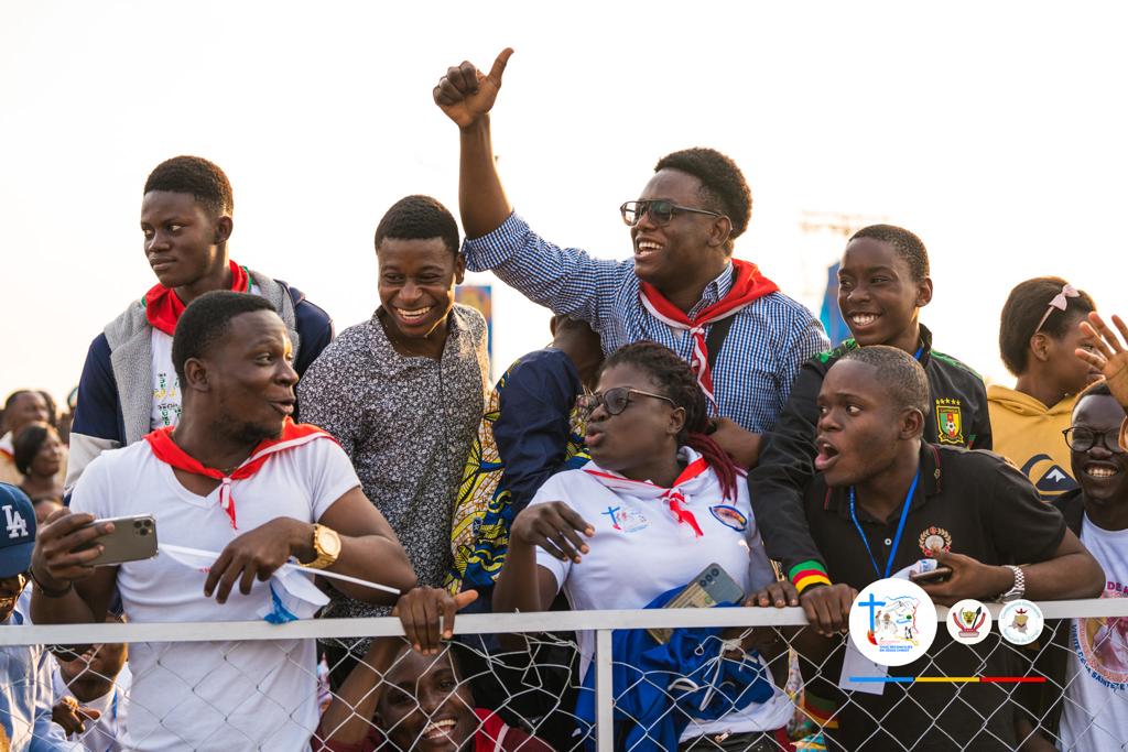 MIIC_RDC's tweet photo. Joie, Espoir, Unité, Amour; ces valeurs humaines que nous transmet sans effort cette foule en cette journée mémorable de la messe papale !

#PapeEnRDC #PopeInDRC #reconciliation #PapePourPaix #PopeForPeace https://t.co/kCRNOyAD1F