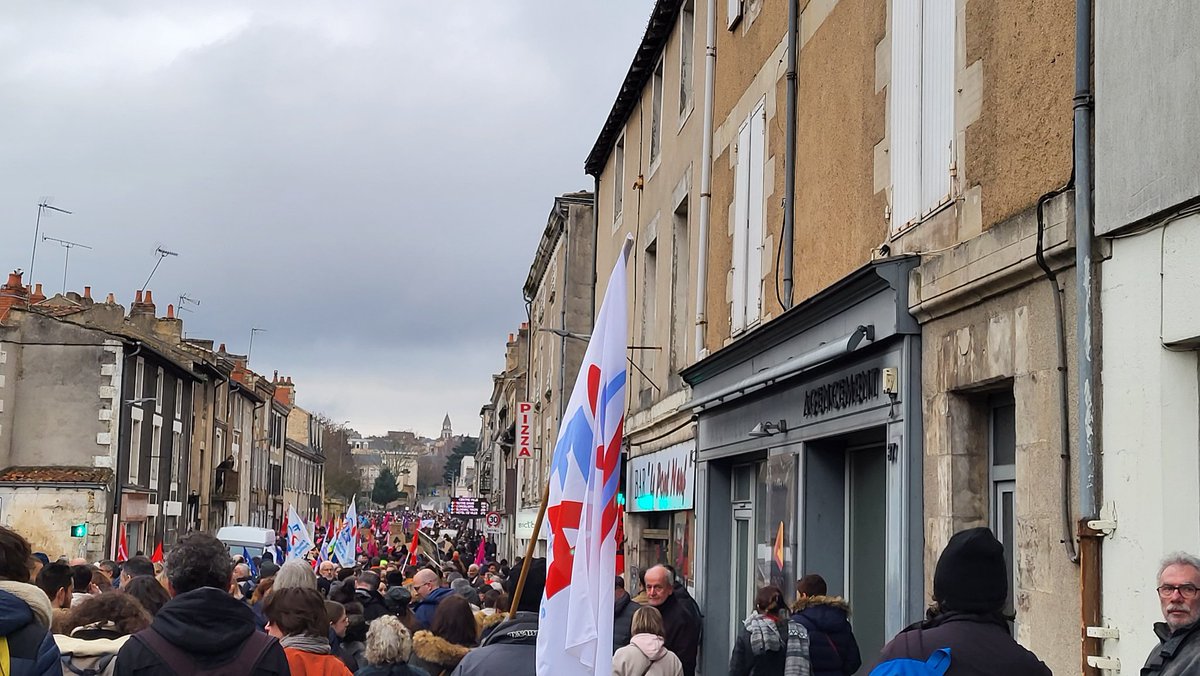 CaroCharruyer's tweet photo. ‼️encore plus de participants à la manifestation contre la réforme des retraites ce 31 janvier. 
#fafptnouvelleaquitaine https://t.co/PJjsqCLqMd