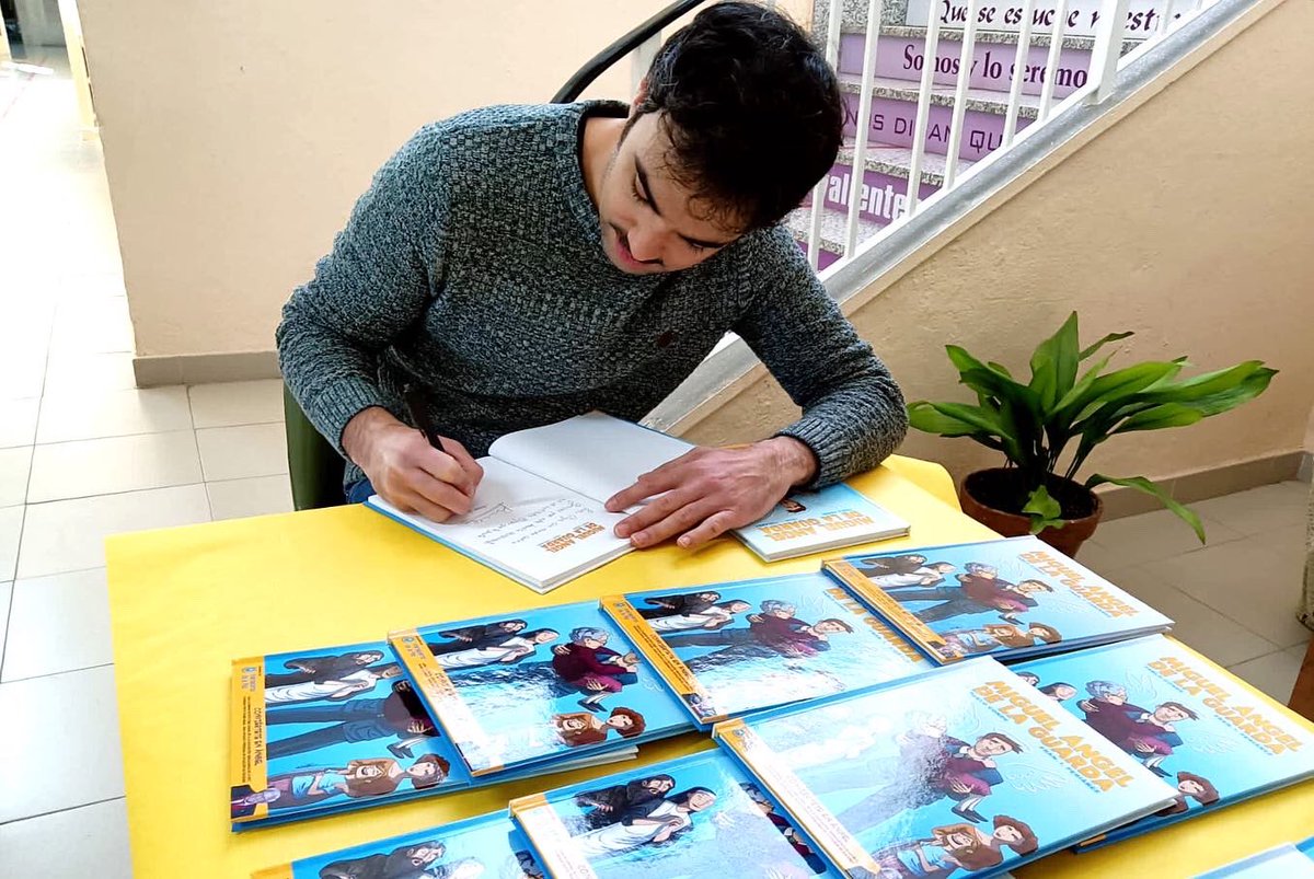 MiAngelDeGuarda's tweet photo. Hemos presentado nuestro cómic en el @iescervantes de Alcázar. Ha sido emocionante compartir nuestra obra con tantos alumnos y profesores. Muchas gracias al equipo directivo del centro y a Mercedes Martínez por presentar el acto. Un honor formar parte de su programa de lectura :) https://t.co/iAIyILQtW5