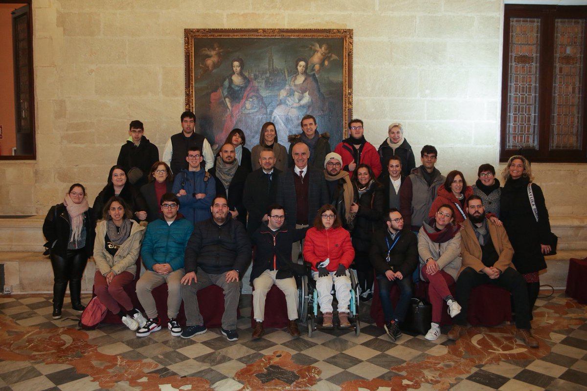 antoniomunozsev's tweet photo. Para seguir construyendo nuestro proyecto de ciudad debemos escuchar a todos los colectivos de #Sevilla. 
▶️ He tenido la oportunidad de intercambiar propuestas y necesidades con estudiantes de #FEVIDA @pablodeolavide. Junt@s hacemos una #Sevilla más inclusiva y diversa. https://t.co/utyxjjLRtq