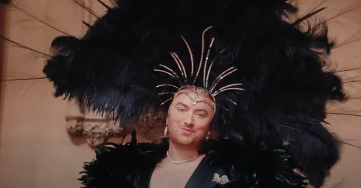 BlockBenny's tweet photo. Ophef over Sam Smith’s video ‘I’m Not Hete To Make Friends’: ‘te bloot/te gay/te vrouwelijk/te dik’. 

Achterhaald en hypocriet. Ook Sam, (non-binair, plussized, queer) mag hun seksualiteit uitdragen in hun videoclip. Dat recht is niet enkel voor mensen met afgetrainde lichamen. https://t.co/0Wcvn7C8On