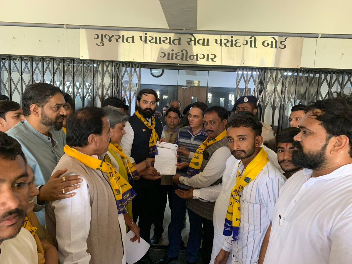 SukhdevGajera's tweet photo. જુનિયર ક્લાર્ક પેપર લીક કાંડ મુદ્દે વિદ્યાર્થીઓના હિતમાં નિર્ણય લેવાય એ માટે આજરોજ આમ આદમી પાર્ટી યુથ વિંગ, પદાધિકારીઓ અને કાર્યકર્તાઓ દ્વારા ગુજરાત પંચાયત સેવા પસંદગી બોર્ડને આવેદનપત્ર આપવામાં આવ્યું. આવેદનપત્ર આપવા ગયેલા તમામની ધરપકડ કરવામાં આવી.
@AYWGujarat_ @NikhilSavani_ https://t.co/ez5SQcszjv