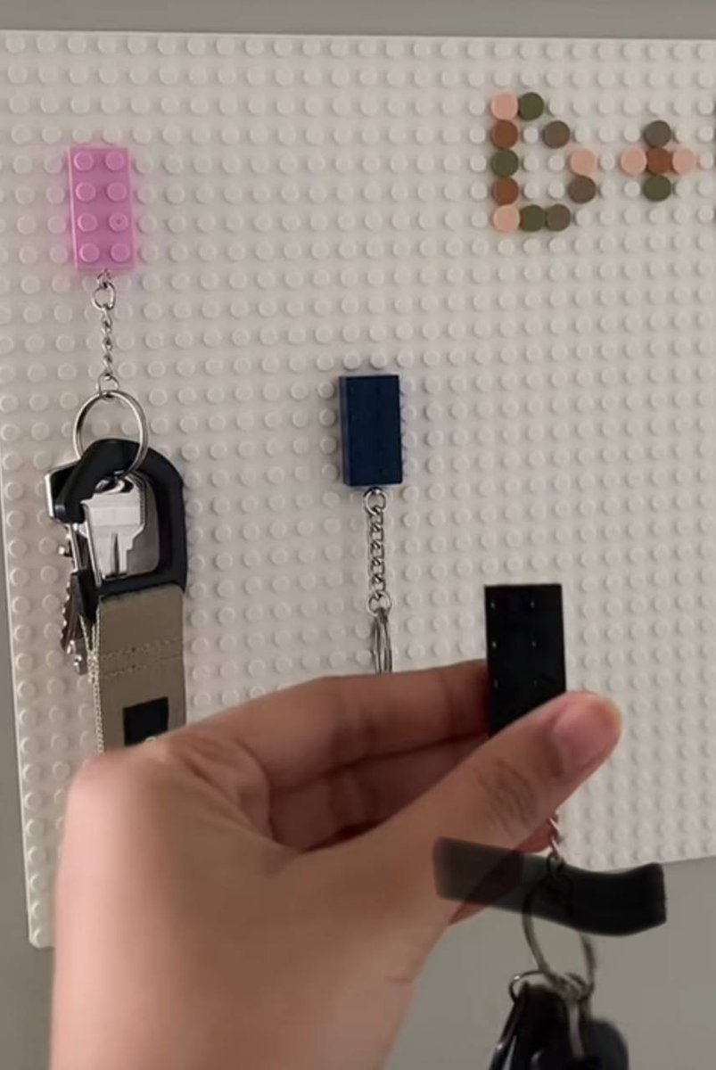 Kreatif way utk sangkut kunci

Selama ni tak terfikir pulak buat mcm ni. Jenuh la menampal penyangkut byk2. Kalau mcm ni tampal board tu sekeping je setel. Boleh sangkut segala benda kat lego board tu. 

Keychain lego tu beli kat sini shope.ee/20NQujKFZQ

Kredik tt: 5yudy