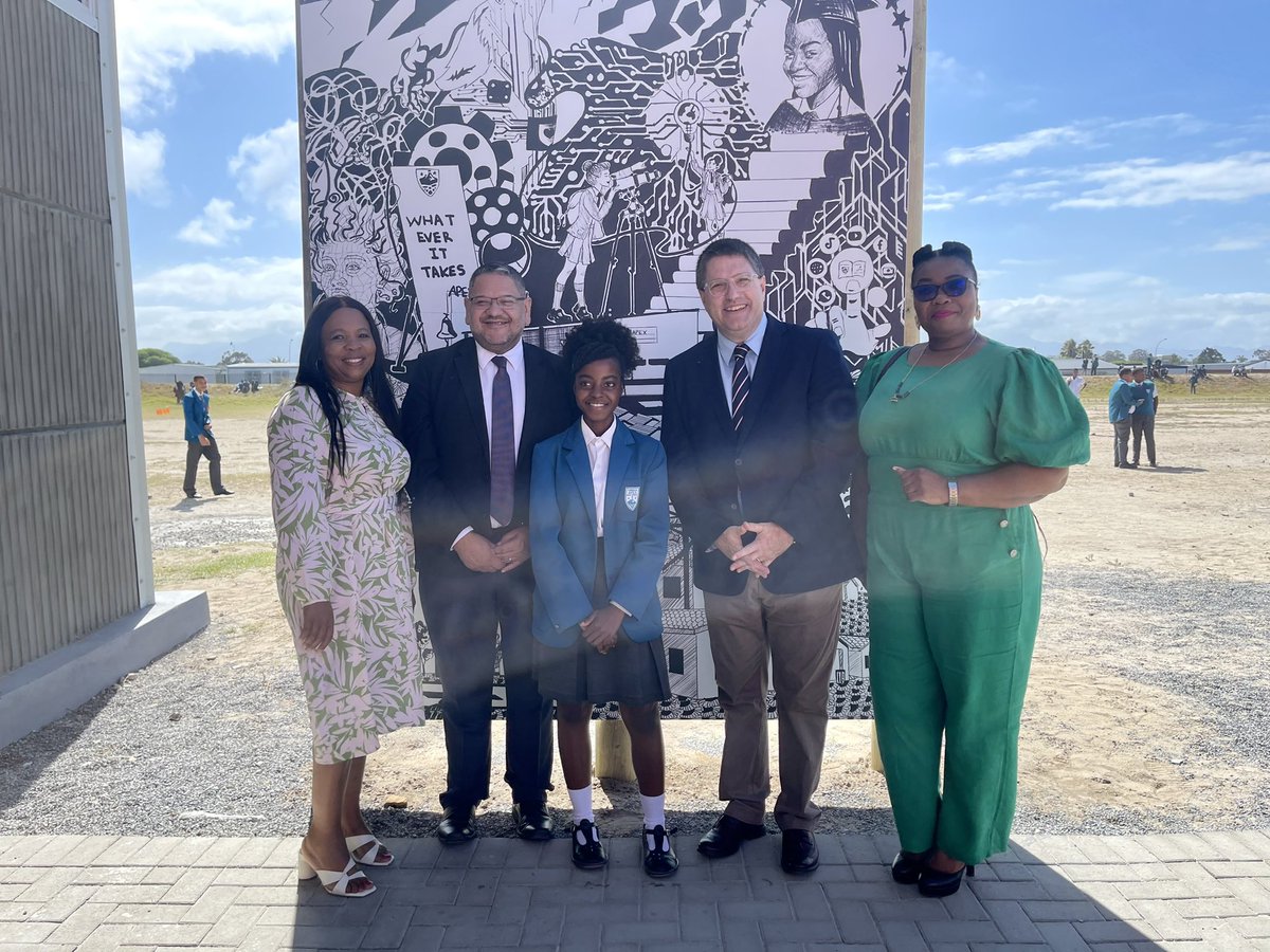 WCEDnews's tweet photo. This project will see 100 Grade 8 learners benefiting from the highest quality education at one of the best no-fee schools in the country. 👏 https://t.co/aRum6BeH6q