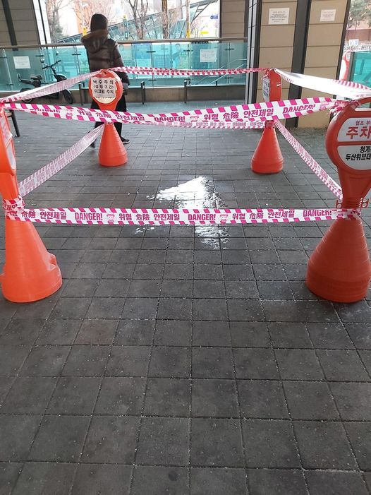 Зүгээр л хүрзээр хагалаад шүүрдээд авчихдаг юм шдээ солонгосууд минь гэсн 🫢😆😆