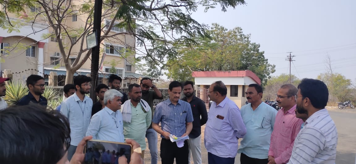 Dushyant070's tweet photo. आज दि. 1 फेब्रुवारी 2023रोजी पदविधर मातदार संघाचे आमदार @@Ranjitpatil_Mos Dr.PDKV AKOLA इथ आलेले, आमचे मंगनया समजून् घेतल्या आमच्यावर झालेल्या अन्यायात मुख्यमंत्री @mieknathshinde साहेबानी दखल घेण्यात यावि आणि आम्हाला त्वरित न्याय मिळवा. असं आश्वासन दिले  #JusticeForAgrilEngg https://t.co/FMzU3jLPGx