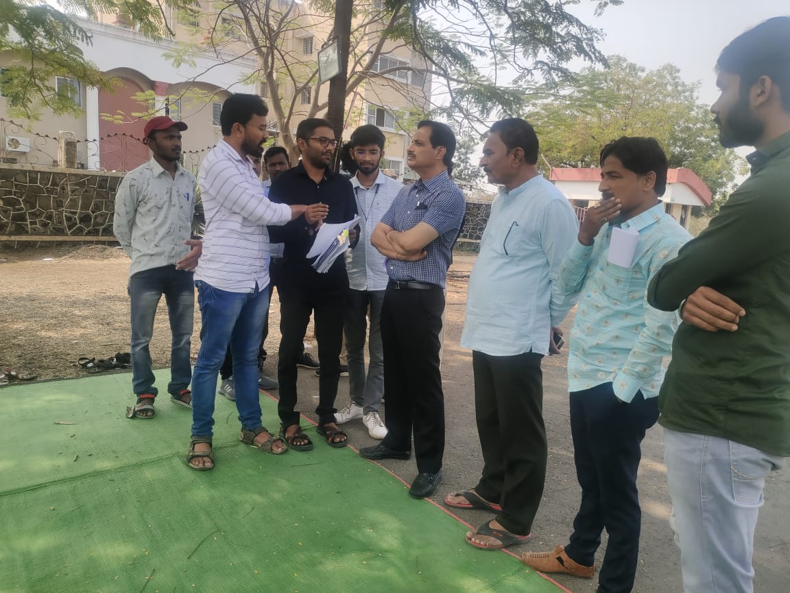 Dushyant070's tweet photo. आज दि. 1 फेब्रुवारी 2023रोजी पदविधर मातदार संघाचे आमदार @@Ranjitpatil_Mos Dr.PDKV AKOLA इथ आलेले, आमचे मंगनया समजून् घेतल्या आमच्यावर झालेल्या अन्यायात मुख्यमंत्री @mieknathshinde साहेबानी दखल घेण्यात यावि आणि आम्हाला त्वरित न्याय मिळवा. असं आश्वासन दिले  #JusticeForAgrilEngg https://t.co/FMzU3jLPGx