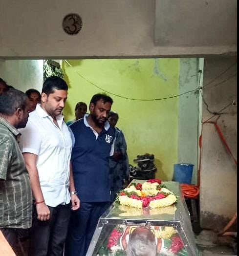 Attended the funeral of Senior @INCTelangana Leader Shri.IDL Satyanarayana Garu along with Ex MLA P.Vishnuvardhan Reddy anna and Expressed my Condolences to his family at domalguda  #MusheerbadConstituency. 

@Manikrao_INC 
@BhattiCLP 
@nadeeminc