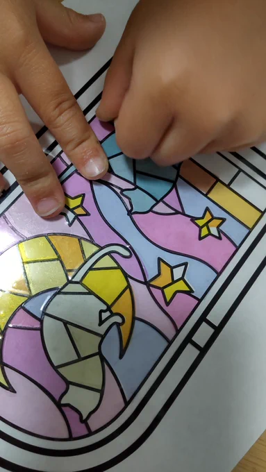 形に強く手先が器用なムスッコさんとシール貼り。100均のステンドグラス風の絵ができるやつ。昨夜「影絵」という遊びを知ったばかりの子。透過した光がその色になるのを確認してワァーとなっていた。 