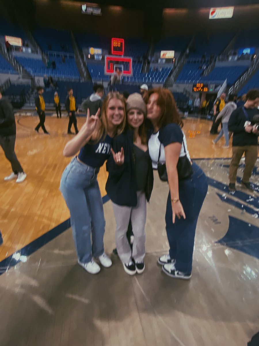 Kylaaajaeee's tweet photo. pack all the way 🐺💙💪🏽 https://t.co/0ANzvjRcB9