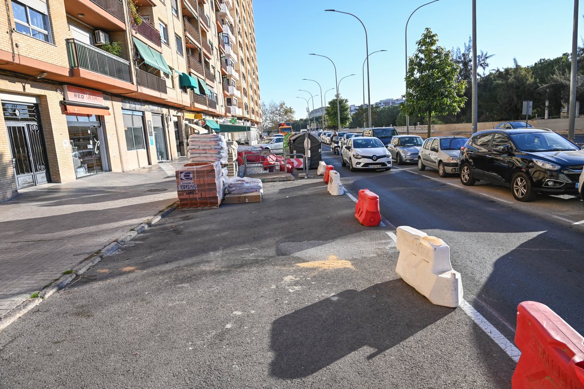agenciabiciVLC's tweet photo. Hem pegat una ullada a les #obres🚧del nou carril #bici🚴‍♀️de la marginal esquerra de l'antic Túria, que prompte connectarà el pont de les Arts amb l'avinguda dels Tamarindes. 

Bon dia!☺️

#ambiciVLC #NextGenerationEU 🇪🇺 https://t.co/0WRtLfbNbn