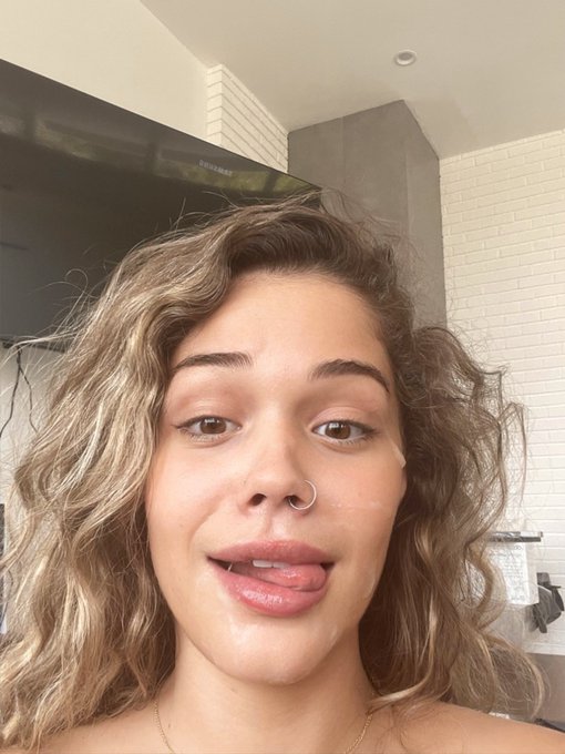 Azy je suis tr&egrave;s chaude d&eacute;j&agrave; ce matin. J'ai grave ador&eacute; ma gr&acirc;ce matinale 🥵🥵🥵🍆🍆🍆 Si tu veux du sexe r&eacute;el